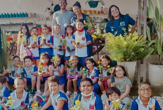 Alunos participando de uma aula prática no campo, com o objetivo de desenvolver a conscientização sobre a importância da proteção à natureza.