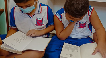 Alunos do ensino fundamental lendo livros